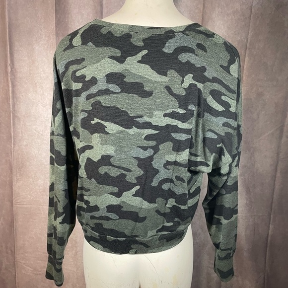 EXPRESS Camo Print Scoop Neck Cropped Long Sleeve Sweater- SEE MEASUREMENTS - Picture 3 of 8